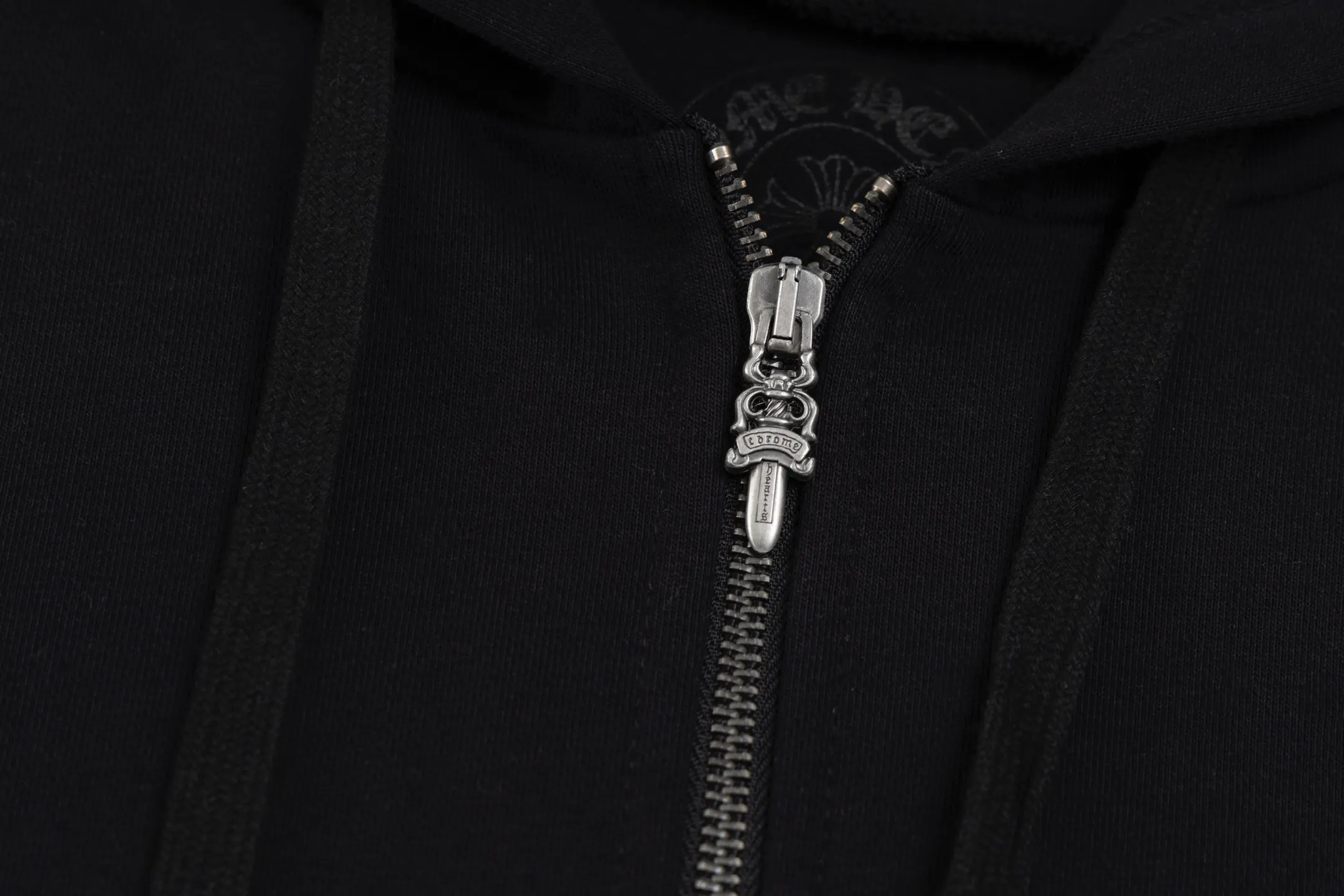 🅿️520 [Exclusive supply] CH Crow Heart New York City Limited Hooded Jacket The fabric is made of high-quality 42-count 380g pure cotton fabric, bringing a comfortable wearing experience. The sweatshirt is designed to be the same for men and women, in classic black color with the brand's iconic elements. The specially customized cross antique silver zipper pull shows the brand's luxurious details, and the zipper is smooth and durable. The imported ink printing process ensures three-dimensional and full patterns and long-lasting colors. As a city-limited element, the horseshoe print shows a unique New York style. The body is exquisitely tailored, and the hood design is practical and fashionable. The cuffs and hem are elasticated to improve warmth and stiffness. yb's customization process ensures that each sweater meets perfect shipping standards, and everything from fabric selection to finished product production is strictly controlled. This sweatshirt not only retains Chrome Hearts' consistent street luxury style, but also incorporates city-limited features. It is a boutique item with both collection value and daily wear. Size:S/M/L